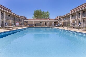 Hidden Falls Apartments in Lancaster, CA - Foto de edificio - Building Photo