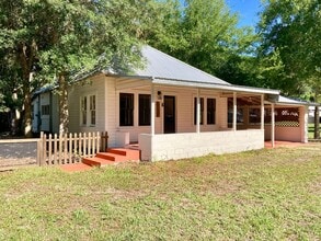 940 NE 5th Ave in Crystal River, FL - Building Photo - Building Photo