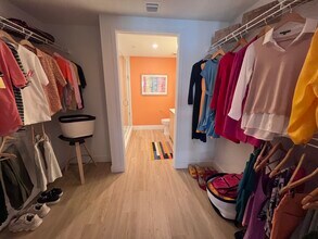 556 NE 57th St, Unit B2 in Miami, FL - Building Photo - Building Photo