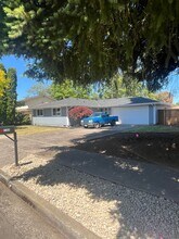 2189 Elysium Ave in Eugene, OR - Foto de edificio - Building Photo