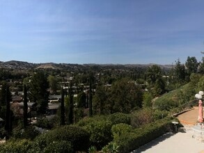 22913 Gershwin Dr in Woodland Hills, CA - Foto de edificio - Building Photo