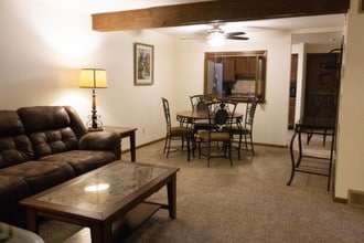 Carriage Hill Apartments: A 55 and Better Community in Canton, OH - Foto de edificio - Building Photo