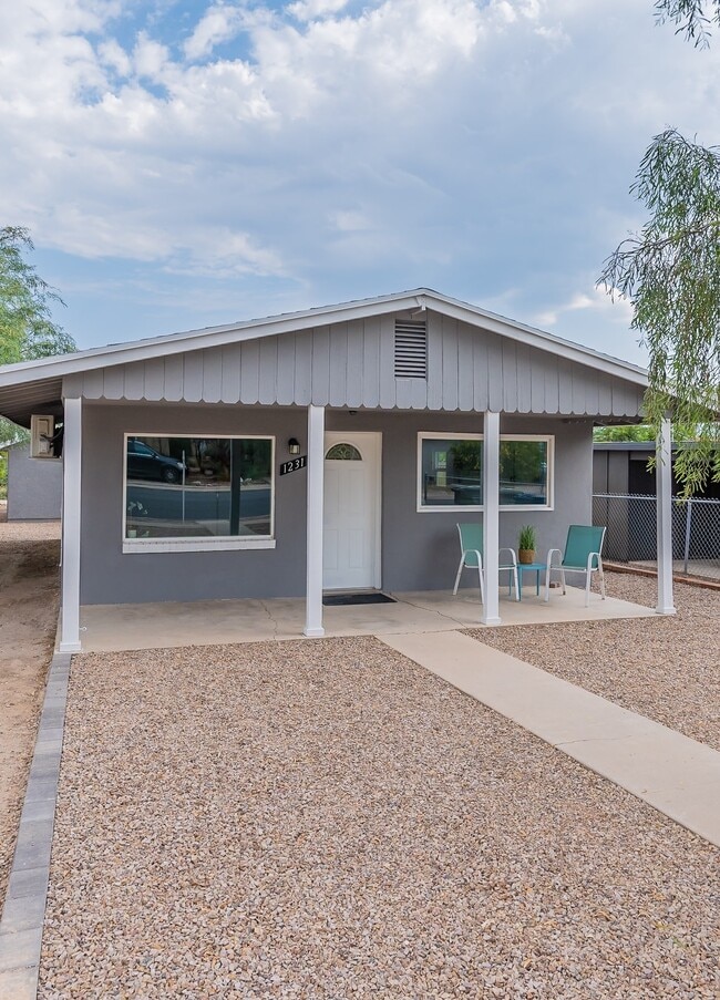 property at 1231 E Lee St