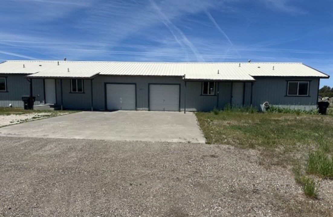 377 Parkchester Dr in Spring Creek, NV - Building Photo