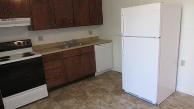 132 6th Dr SE in New Philadelphia, OH - Building Photo - Building Photo