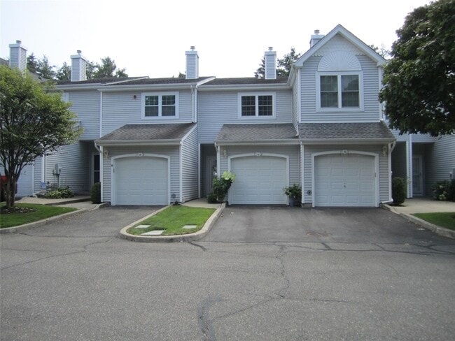 163 Windward Ct S in Port Jefferson, NY - Building Photo - Building Photo