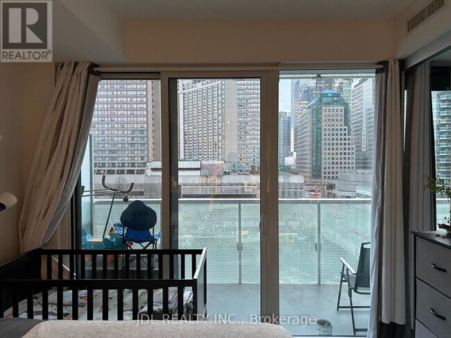 15-715 Queens Quay W in Toronto, ON - Building Photo - Building Photo