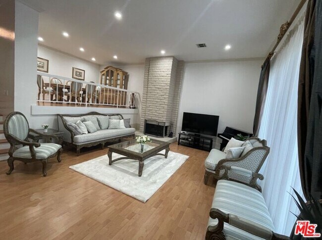 5271 Newcastle Ave in Los Angeles, CA - Building Photo - Building Photo