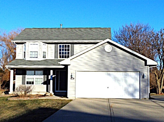 518 Constitution Dr SW in Poplar Grove, IL - Building Photo