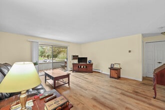 60 Rambling Brook Ln in Glastonbury, CT - Building Photo - Building Photo