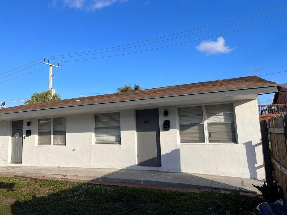 3641 - 3665 NE 1st Ave in Fort Lauderdale, FL - Foto de edificio