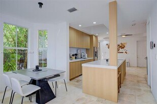 4867 Ponce de Leon Blvd in Coral Gables, FL - Building Photo