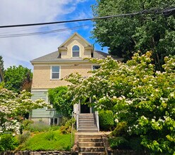 309 NE Graham St, Unit B in Portland, OR - Foto de edificio - Building Photo