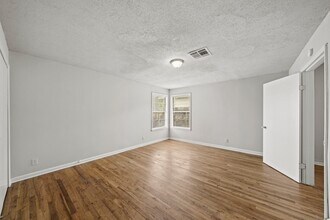 6806 Woodrow St in Texas City, TX - Building Photo - Building Photo