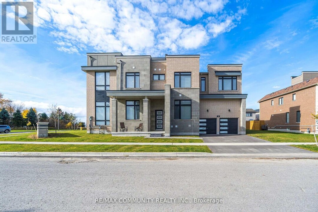 2 Crows Nest Ln in Bowmanville, ON - Building Photo