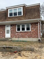 136-138-138 W Yarmouth Rd in Yarmouth, MA - Building Photo