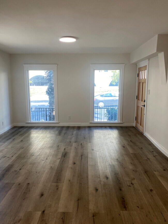 5534 Franklin Ave in Los Angeles, CA - Building Photo - Building Photo