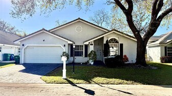 5470 Pine Cir in Coral Springs, FL - Building Photo