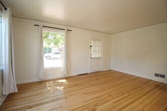 4935-4935 E Burnside St in Portland, OR - Building Photo - Building Photo