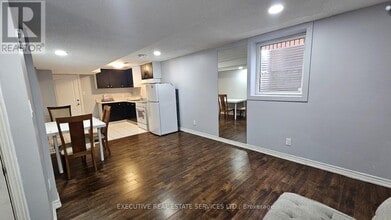 1004 Ceremonial Dr in Mississauga, ON - Building Photo - Building Photo