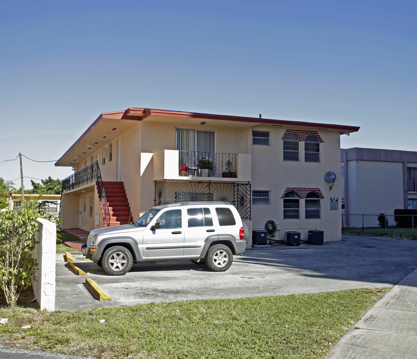 6373 SW 8th St in West Miami, FL - Building Photo