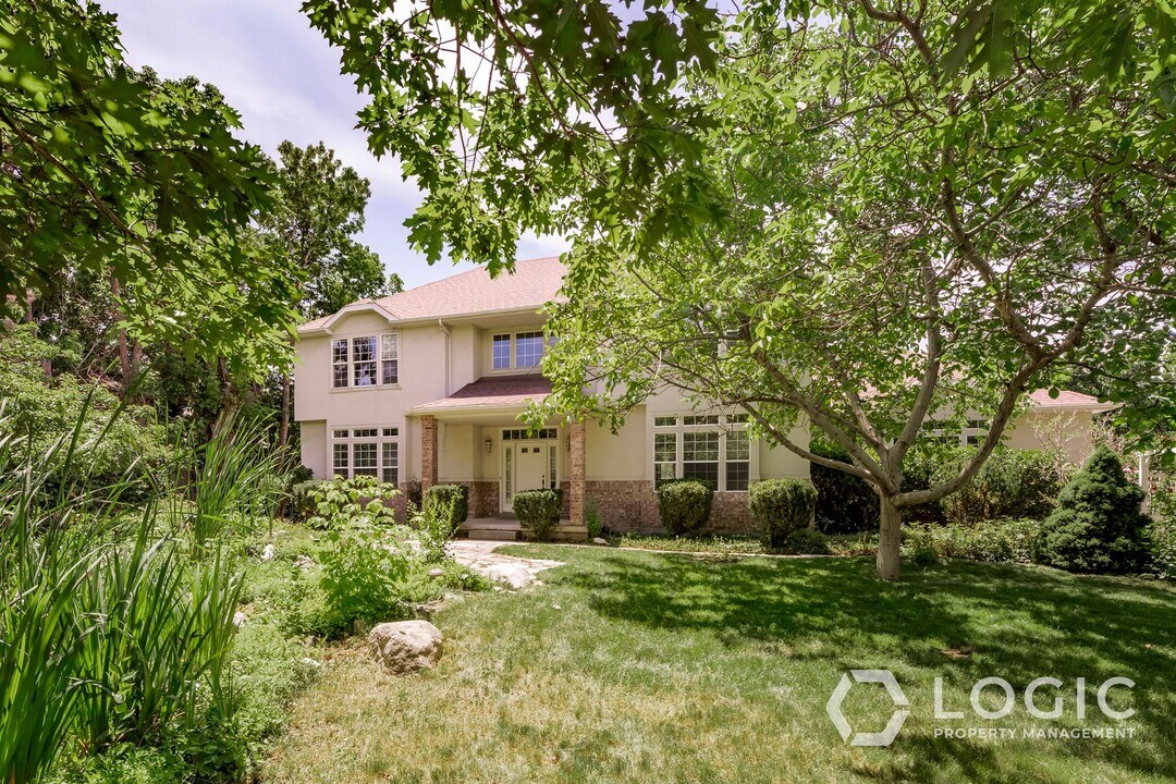 1958 Creek Rd in Sandy, UT - Foto de edificio
