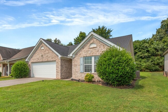 1035 Daniel Ln in Spring Hill, TN - Foto de edificio - Building Photo