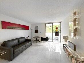 2715 Tigertail Ave, Unit 204 in Miami, FL - Building Photo - Building Photo