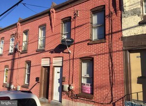 427 E Oak St in Norristown, PA - Building Photo - Building Photo
