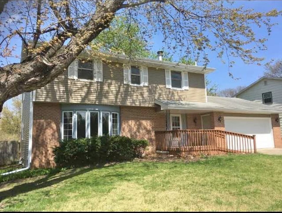 7205 Airline Ave in Urbandale, IA - Building Photo