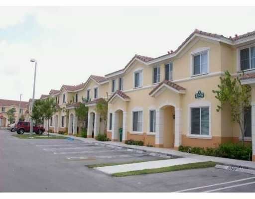 6960 NW 177th St in Hialeah, FL - Building Photo - Building Photo