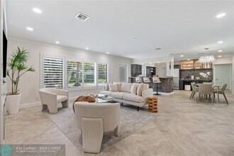 2725 NE 35th Ct in Fort Lauderdale, FL - Foto de edificio - Building Photo