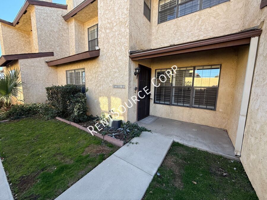 42815 15th St W in Lancaster, CA - Building Photo