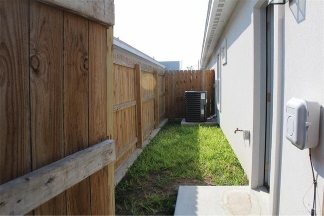 8 Ozark Ave in McAllen, TX - Building Photo - Building Photo