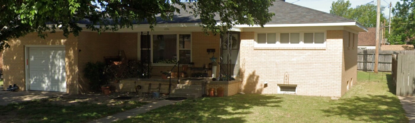 1204 Bradley Rd in Great Bend, KS - Building Photo
