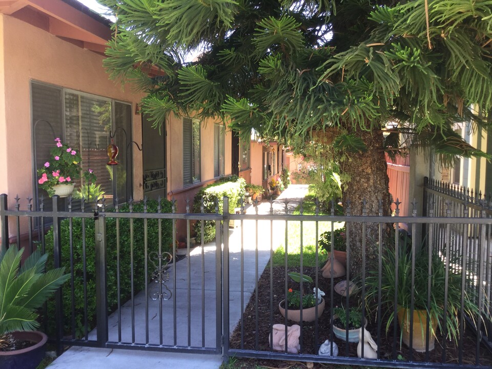 224 Linwood Ave, Unit D in Monrovia, CA - Foto de edificio
