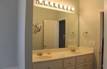 221 Pine Knoll Dr in Ridgeland, MS - Foto de edificio - Building Photo
