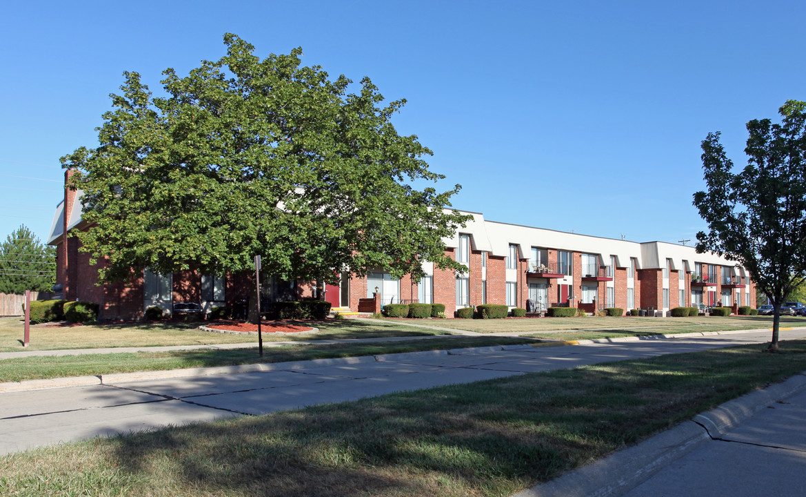 Heritage Square Apartments in Woodhaven, MI - Building Photo