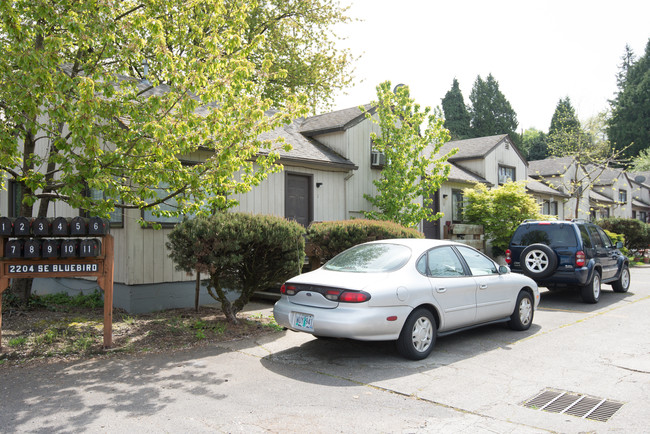 2204 SE Bluebird St in Milwaukie, OR - Building Photo - Building Photo