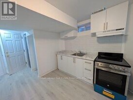 122 Pressed Brick Dr in Brampton, ON - Building Photo