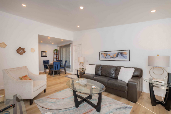 4060 Porte La Paz in San Diego, CA - Building Photo - Building Photo