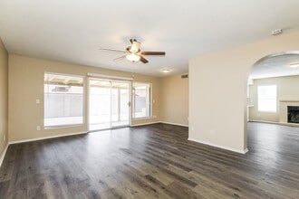 8001 W Sweetwater Ave in Peoria, AZ - Building Photo - Building Photo