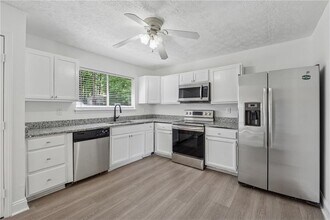 9176 Greenwood Dr in Jonesboro, GA - Building Photo - Building Photo