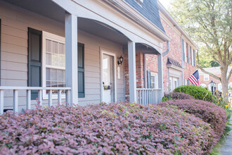 The Jamestown Apartments in Newport News, VA - Building Photo - Building Photo