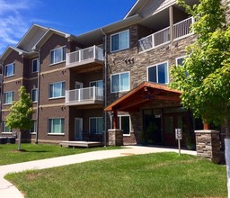 Cedar River Bluffs Apartments in Cedar Rapids, IA - Foto de edificio - Building Photo