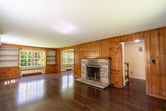 312 Fairlea Rd in Orange, CT - Building Photo - Building Photo