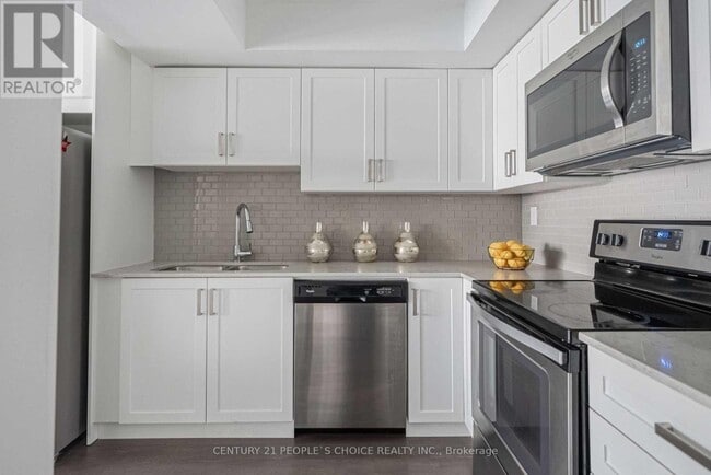 250 Webb Dr in Mississauga, ON - Building Photo - Building Photo