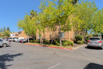 Brockford Place Apartments in Sacramento, CA - Foto de edificio - Building Photo