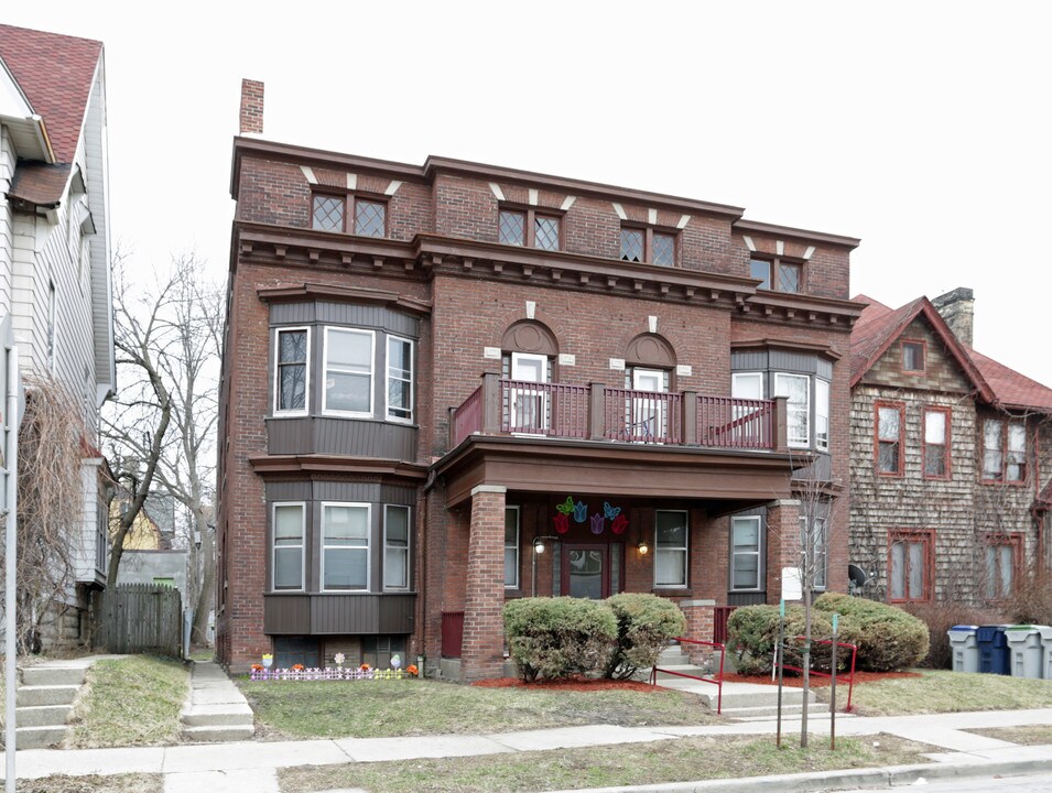 740 N 32nd St in Milwaukee, WI - Foto de edificio