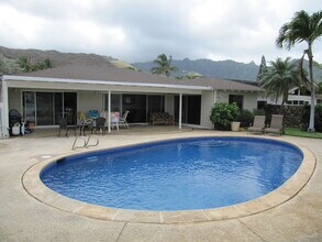 553 Kumukahi Pl in Honolulu, HI - Building Photo - Building Photo